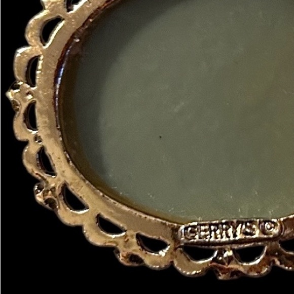Vintage Signed Gerry’s Jewelry Mint Green and Gold Tone Cameo Pendant Brooch - Picture 3 of 6
